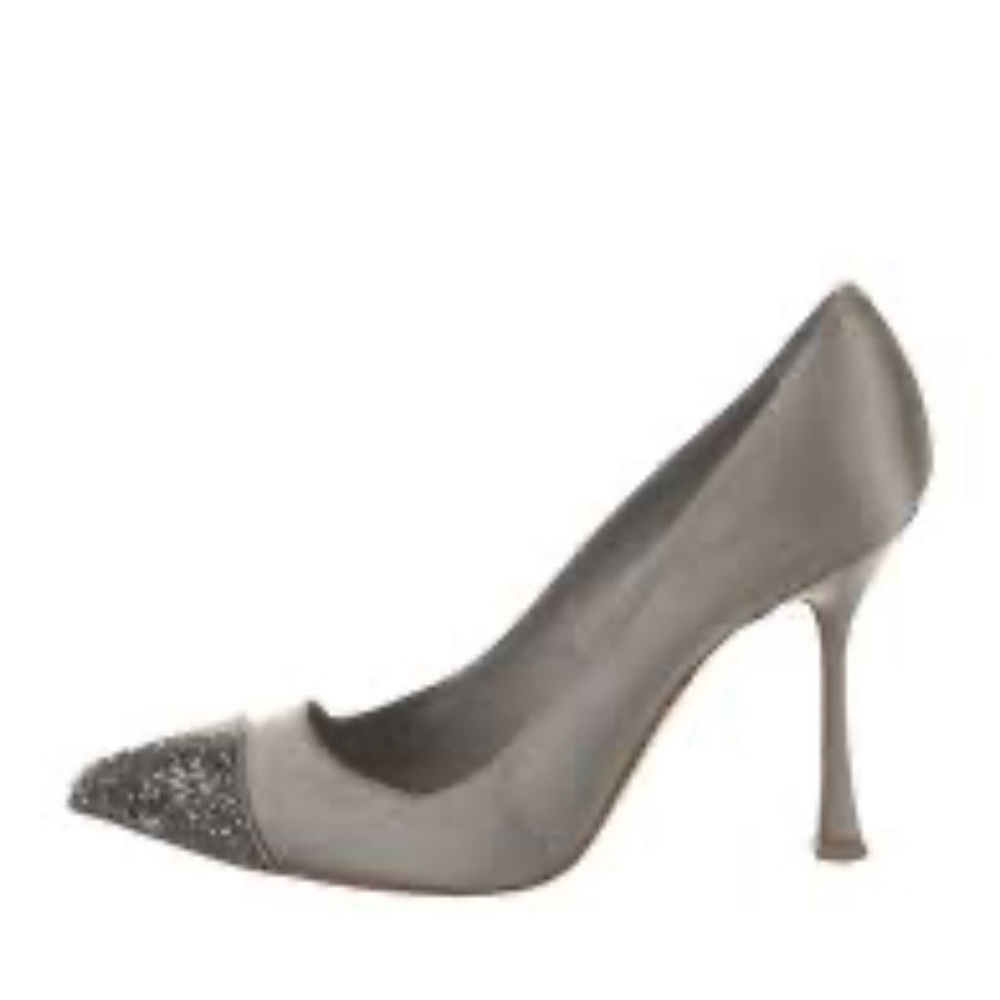 Manolo Blahnik Crystalbi pumps
Absolutely stunning!!! No box.. Dust bag only - Picture 4 of 17